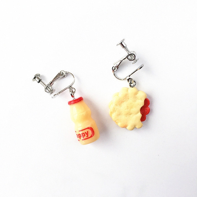 Cute Dessert Asymmetric Resin Drop Earrings(Yakult + Strawberry Biscuit Ear Clips)
Cute Dessert Asymmetric Resin Drop Earrings(Yakult + Strawberry Biscuit Ear Clips)
