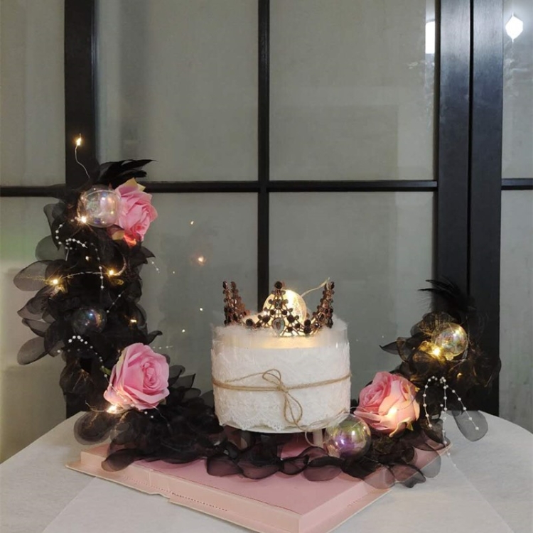 Feather Moon Ship Cake Decoration Valentine Day Present, Size: Black Moon Boat
Feather Moon Ship Cake Decoration Valentine Day Present, Size: Black Moon Boat