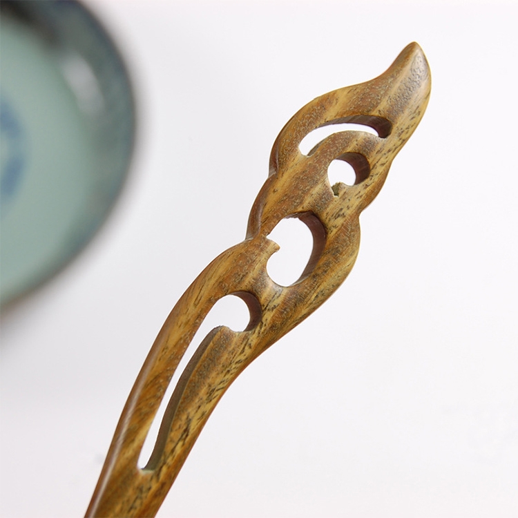 

Classical Sandalwood Hairpin Hair Ornaments with Gift Box, Gift Box Random Color Delivery(Hold The Moon Green)