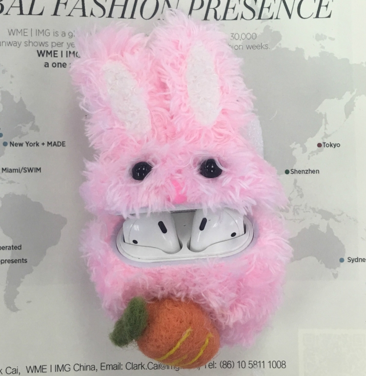 

For Apple AirPods 1/2 Generation Universal Wireless Stuffed Rabbit With Radish Bluetooth Headphone Protective Case(Pink)