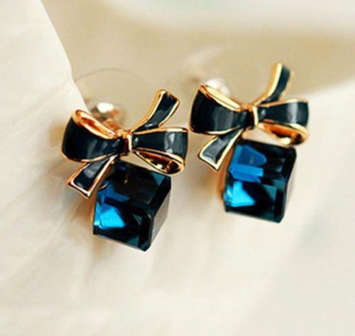 

Bow-knot Cubic Crystal Earrings Rhinestone Stud Earrings For Women(Blue)