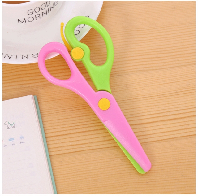 

2 PCS 137mm Mini Safety Round Head Plastic Scissors Student Kids Paper Cutting Minions Kindergarten School Supplies(Green Pink)