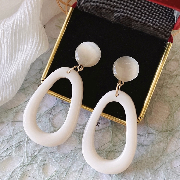 

Retro Women Big Round Geometry out Oval Clip Earrings(white clip earring)