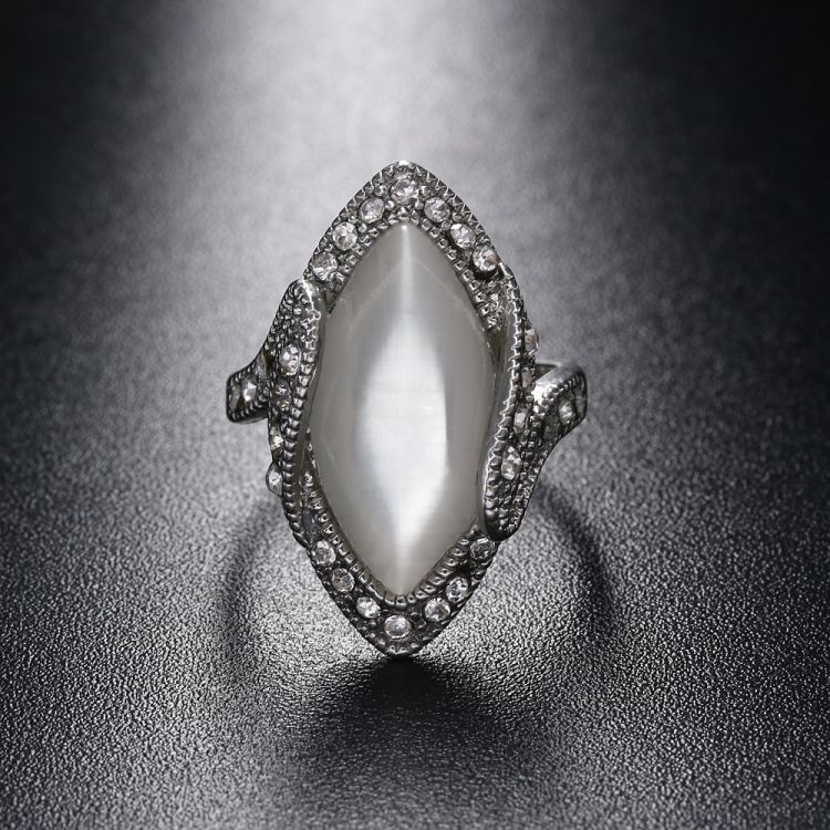 

Vintage Silver Plated White Big Oval Opal Ring For Women, Ring Size:7