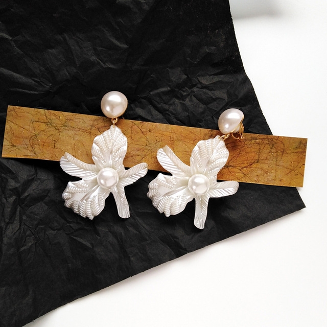 

Simple Creative White Resin Flowers Clip Earrings Girl Women Fashion Personality Imitation Pearl Jewelry(Clip Earring)