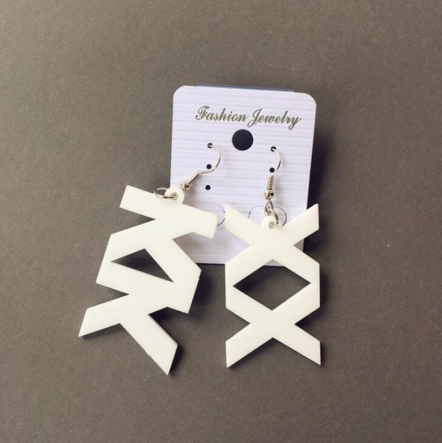 

2 Pairs Acrylic Personality Simple Mini Earrings For Girls(White letters)