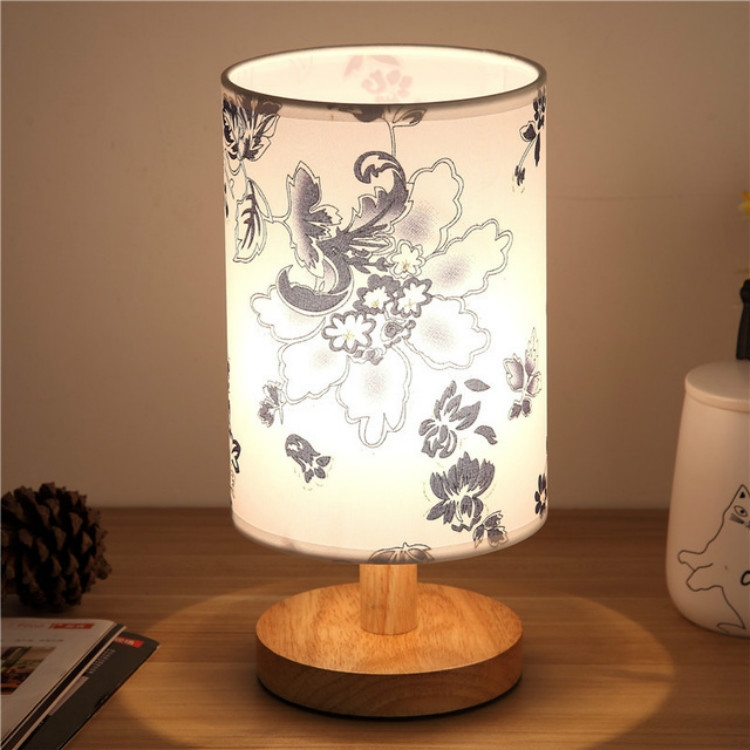 

Nordic Wood LED Table Light Bedroom Bedside Table Lamp Reading Desk Lamp Living Room Learning Desk Light, Size:Remote Control(Blue Flowers)