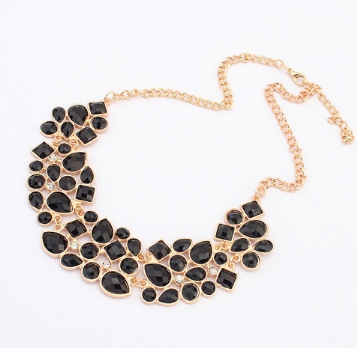 

Retro Luxury Geometric Splicing Necklace Fashion Joker Mix Color Collarbone Chain(Black)