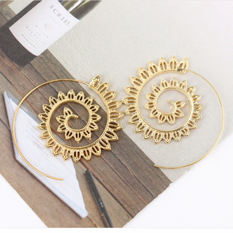 

Leaf Spiral Personality Rotating Roman Earrings Leaf Stud Ornaments(Gold)
