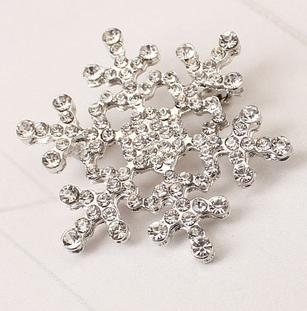 

Fashion Water Drill Christmas Snowflake Brooch(Silver)