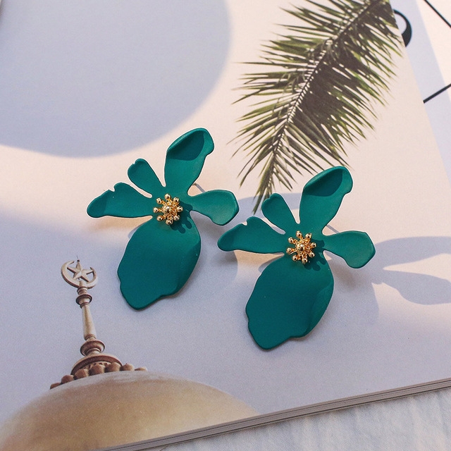 

Ladies Cute Spray Paint Metal Flower Stud Earrings(Green)