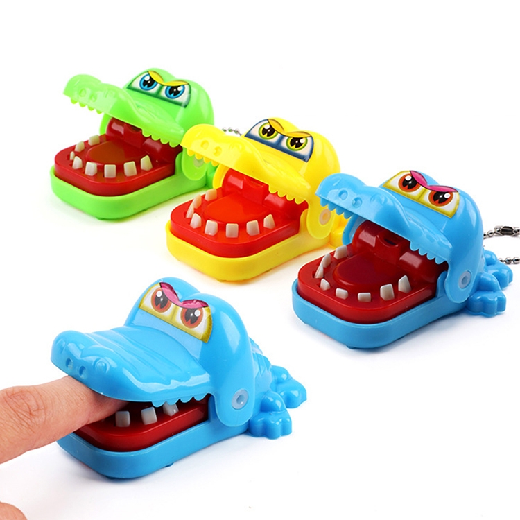 

3 PCS Cartoon Mini Crocodile Bite Hand Novelty Tricky Toys, Random Color Delivery