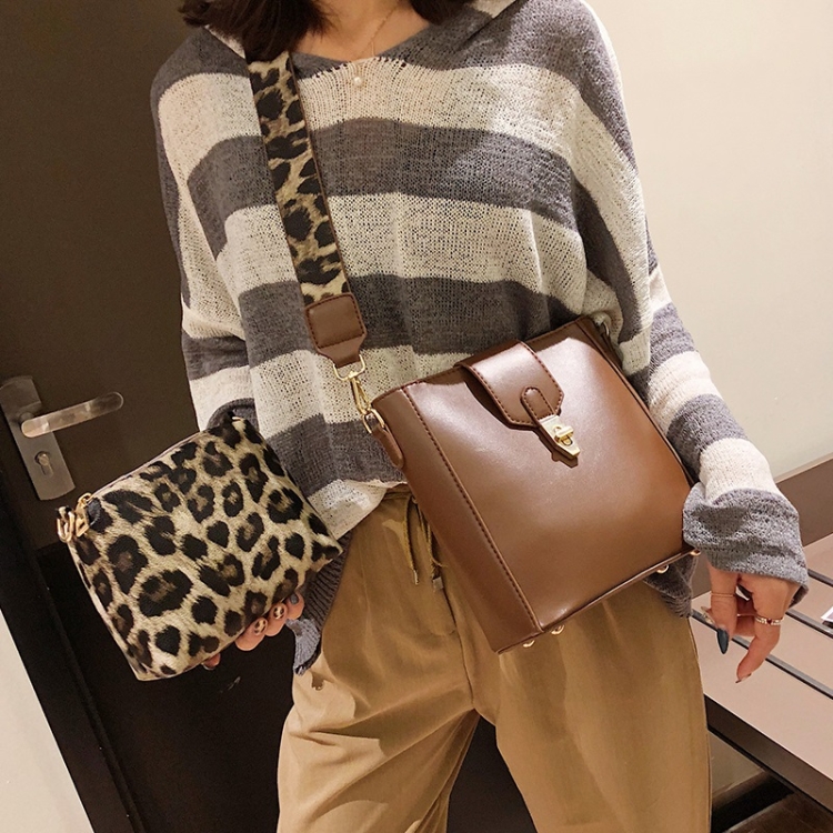 

2 in 1 Bucket Bag Fashion Shoulder Bag Ladies Messenger Bag Handbag with Leopard Print Shoulder Strap (Brown)