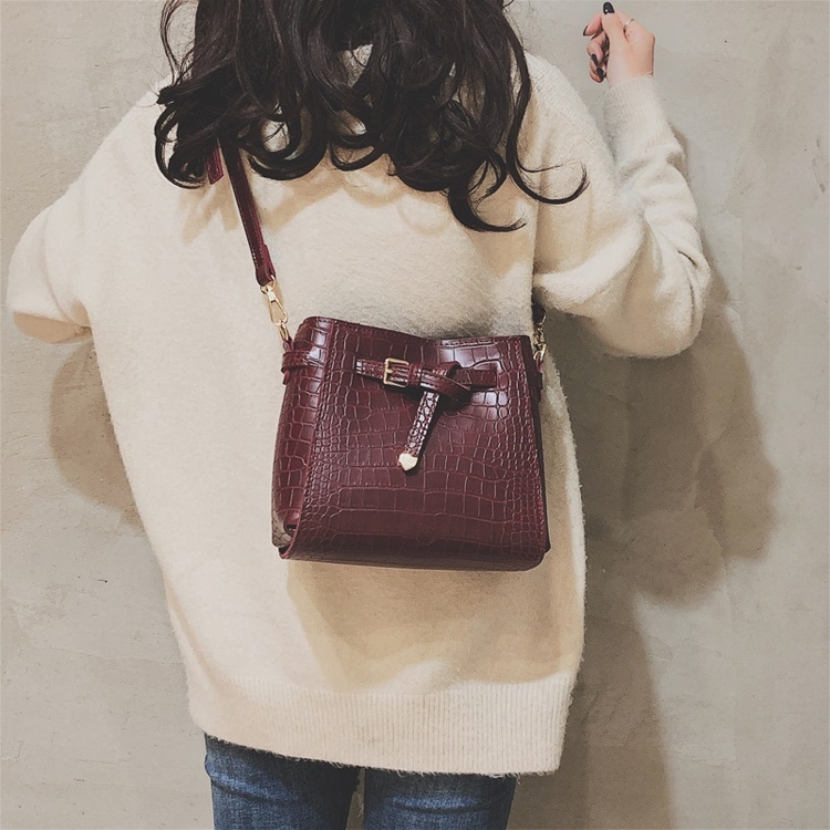 

Crocodile Bucket Bag PU Leather Single Shoulder Bag Ladies Handbag Messenger Bag (Purple Red)