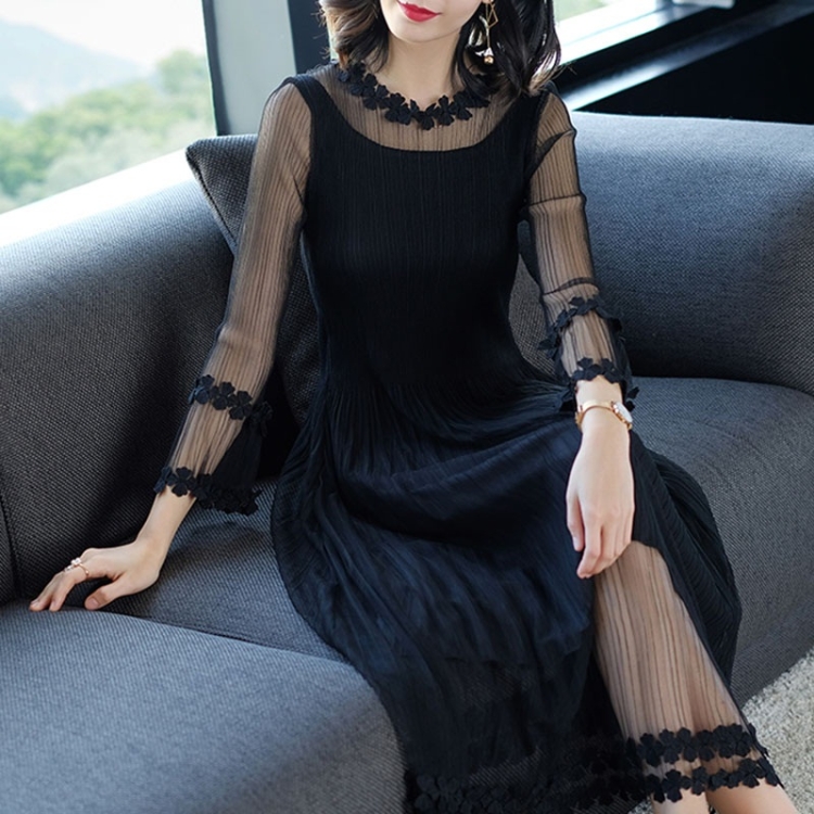 

Temperament Lace Embroidered Long-sleeved Dress (Color:Black Size:One size)