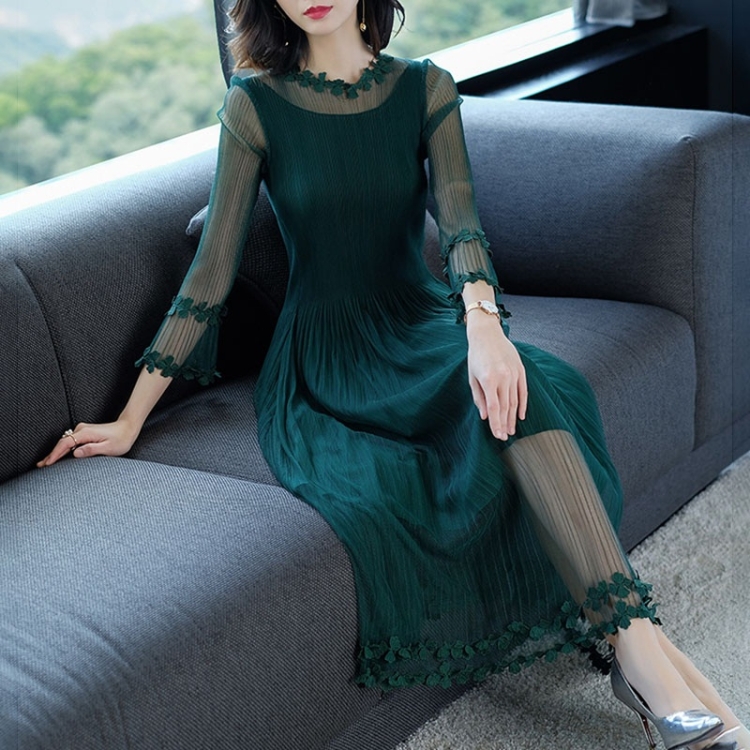

Temperament Lace Embroidered Long-sleeved Dress (Color:Dark Green Size:One size)