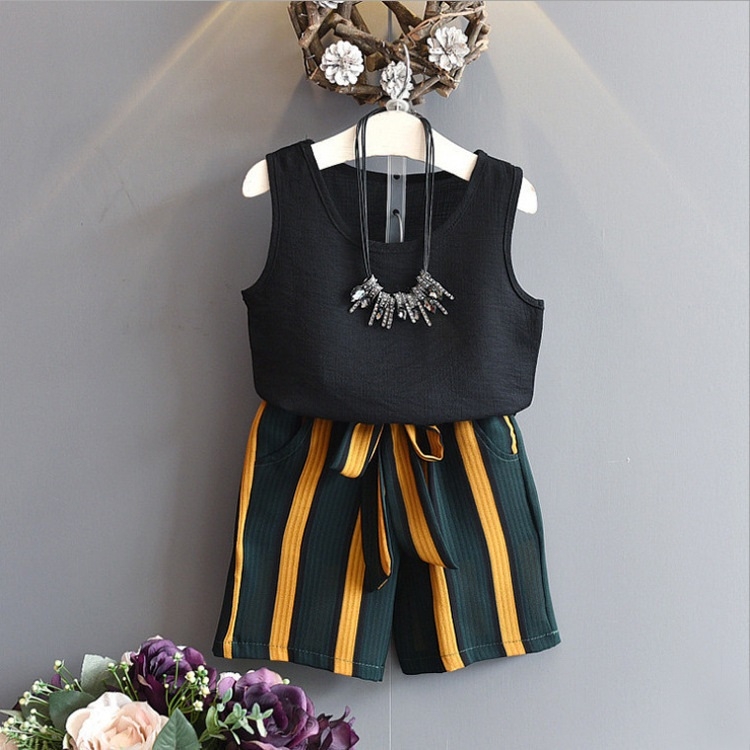

Girls Pearl Yarn Sleeveless Vest + Contrast Color Bust Shorts Two-piece Suit (Color:Black Size:110)